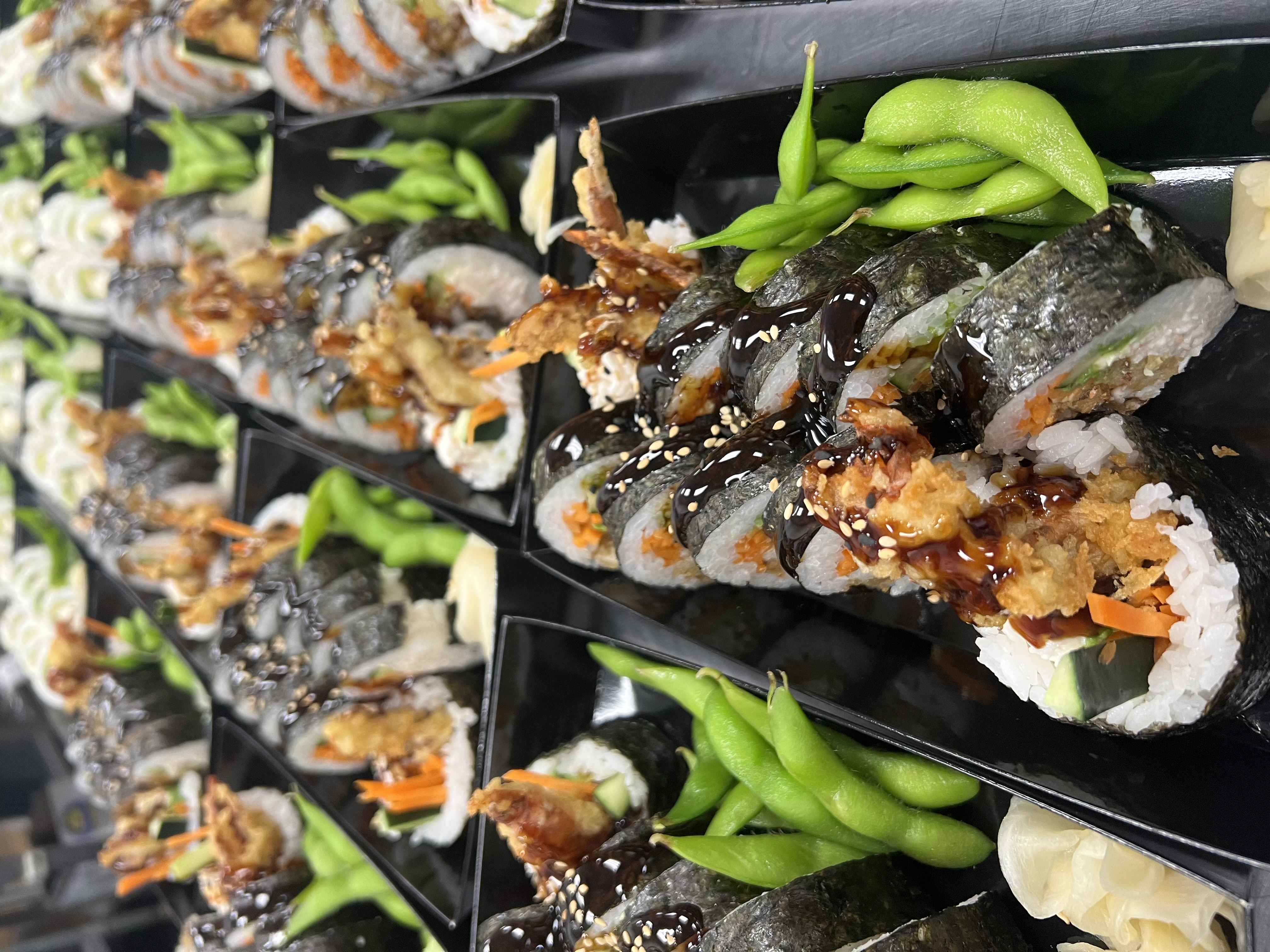 Sushi rolls with edamame